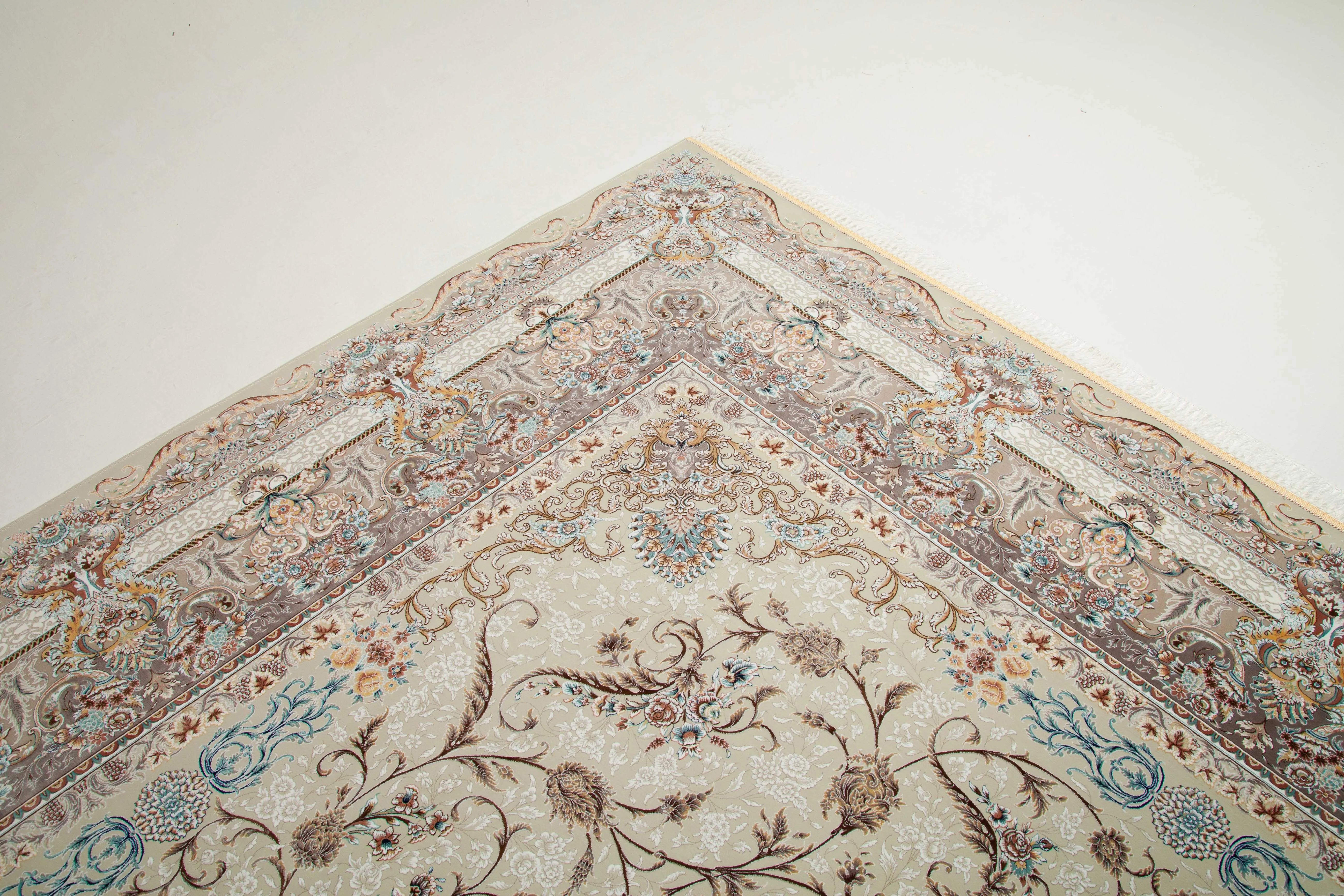 Zennova Carpet : G244 Color Cream : Classic Machine Made - Zennova Carpet